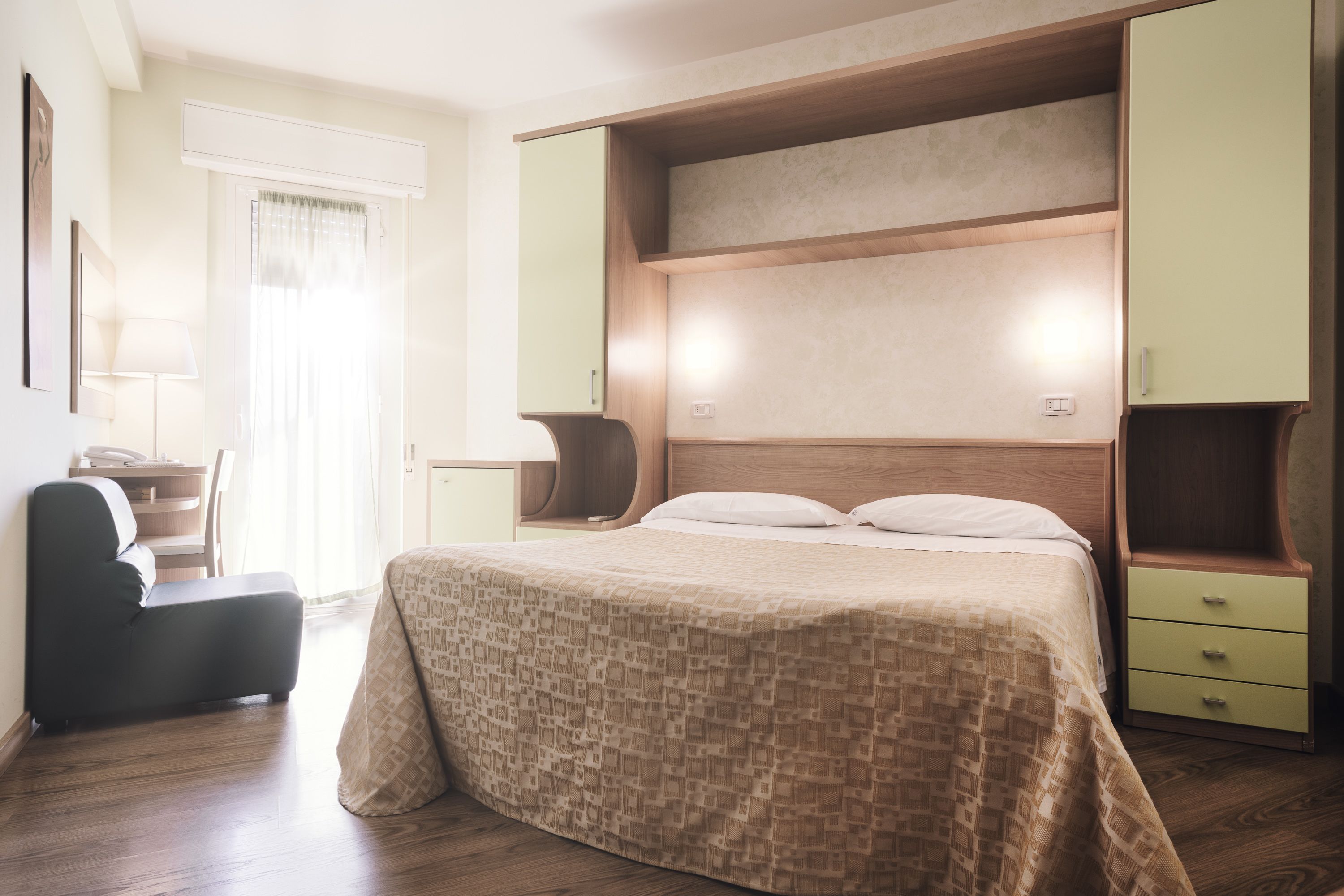 triple room | 1 bedroom, in-room safe, desk, laptop workspace