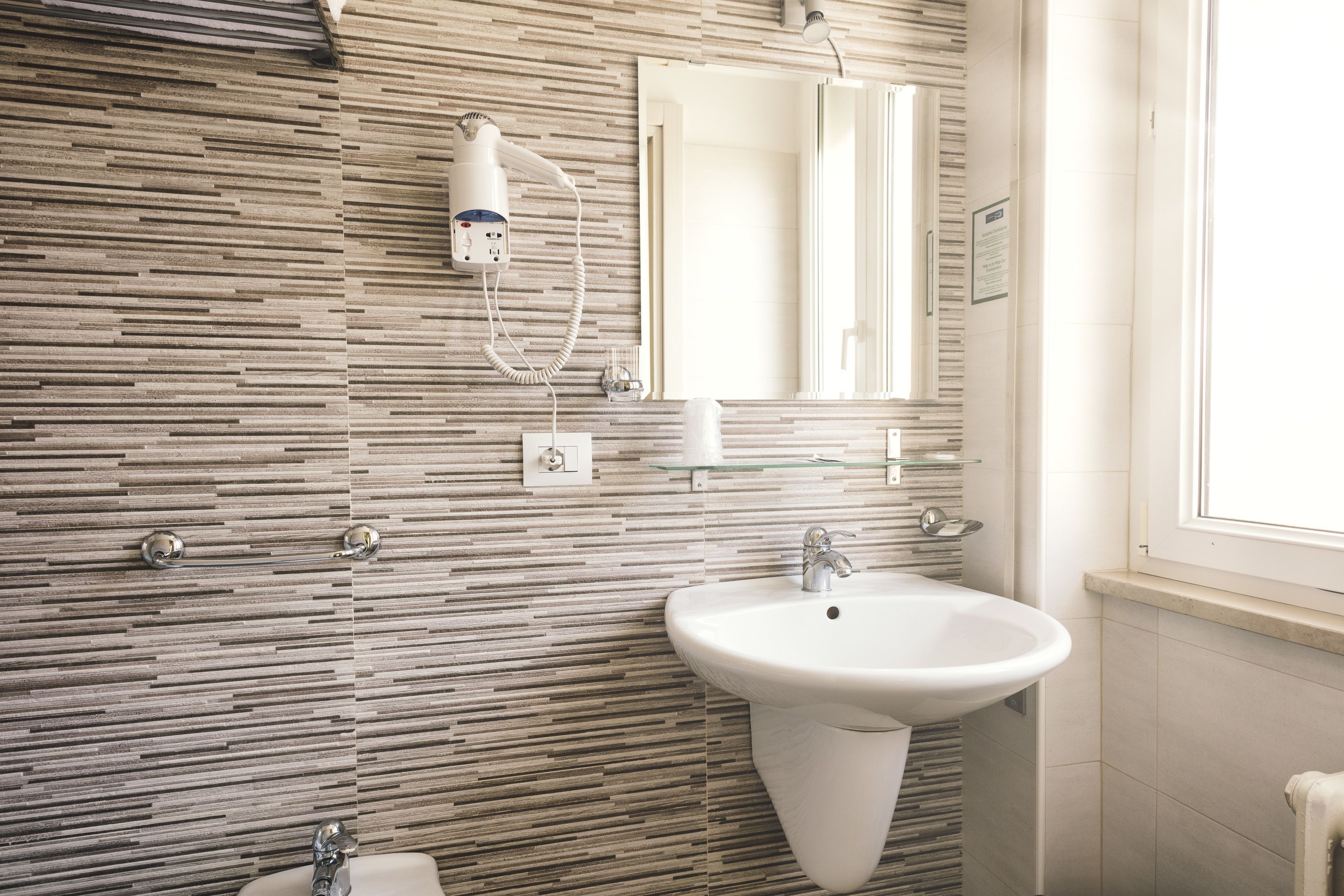 triple room | bathroom | shower, free toiletries, hair dryer, bidet