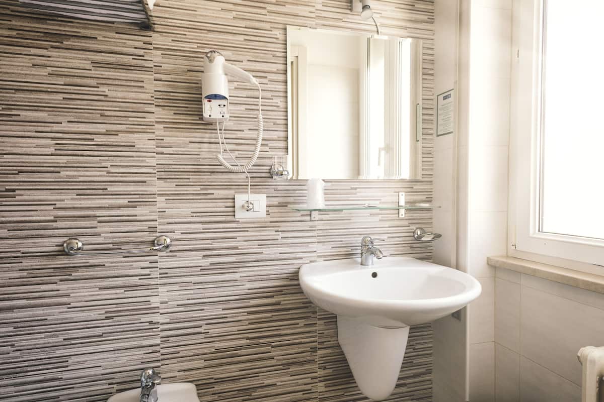 triple room | bathroom | shower, free toiletries, hair dryer, bidet