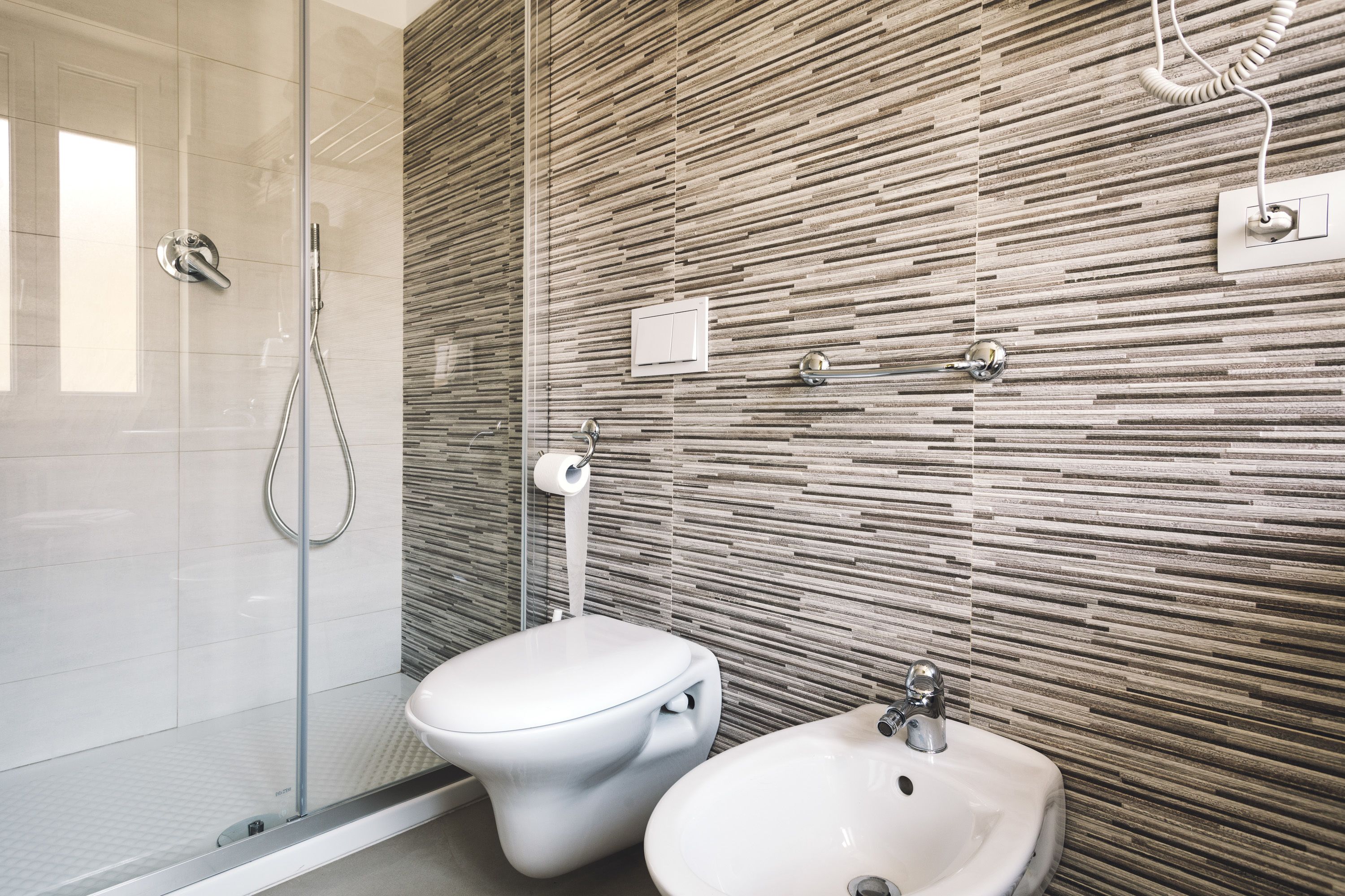 triple room | bathroom | shower, free toiletries, hair dryer, bidet