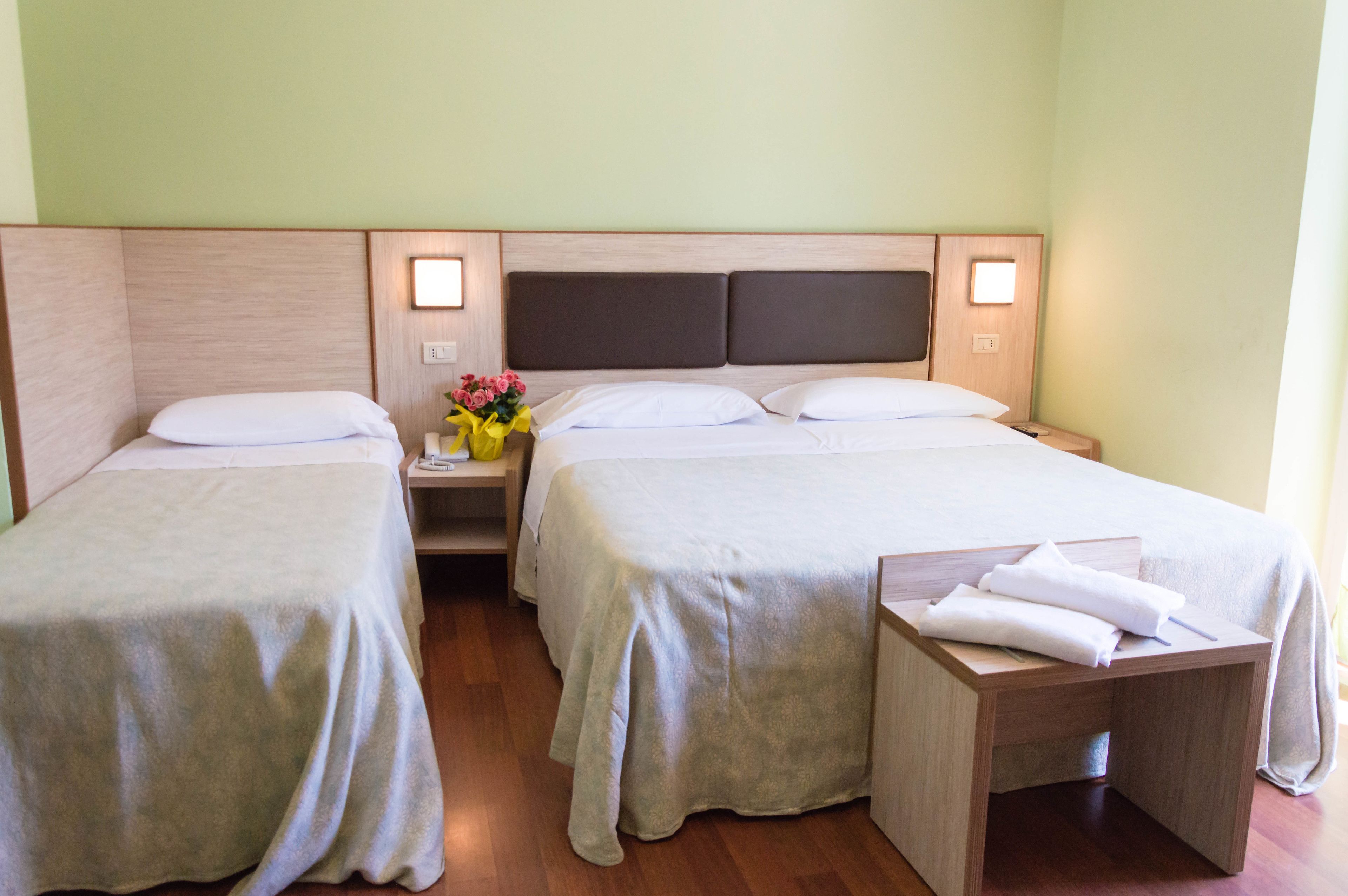 triple room | 1 bedroom, in-room safe, desk, laptop workspace