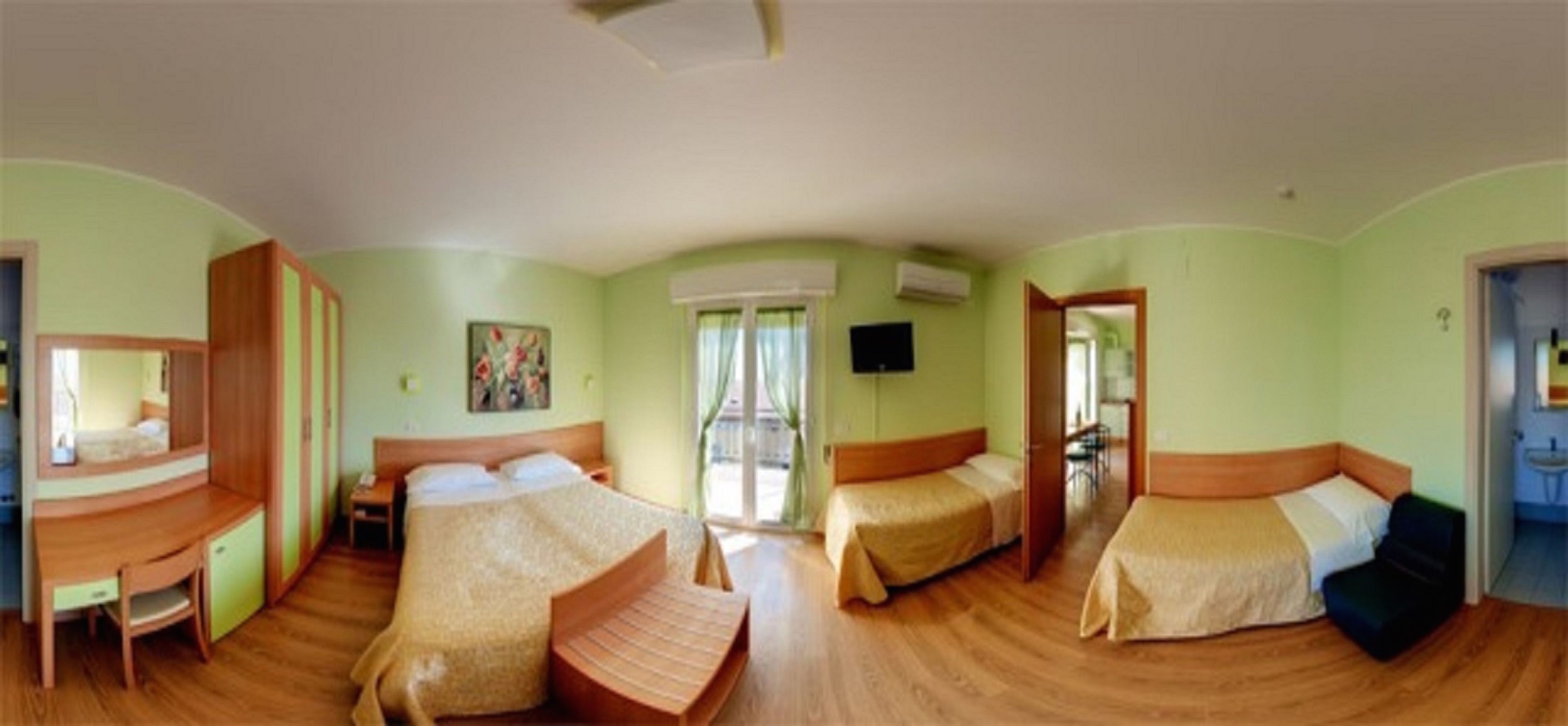 Quadruple Room | In-room safe, desk, laptop workspace, free WiFi