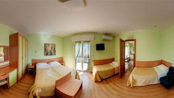 Vierbettzimmer | 1 Schlafzimmer, Zimmersafe, Schreibtisch, laptopgeeigneter Arbeitsplatz