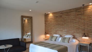 Superior tweepersoonskamer, terras | Donzen dekbedden, een minibar, een kluis op de kamer, geluiddichte muren