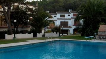 Villa Confort, 4 habitaciones | Edredones de plumas, minibar, caja fuerte y sistema de insonorización