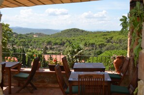 Frühstück, Mittagessen, Abendessen, Blick auf den Garten 