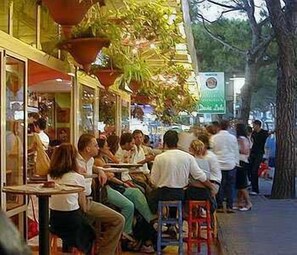 Un restaurant amb terrassa, taules i caires.
