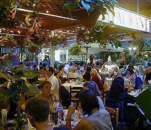 供应午餐和晚餐，本地与国际菜