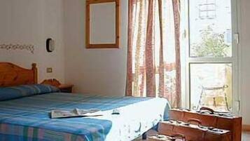 Double Room | In-room safe, desk, free cots/infant beds, free WiFi
