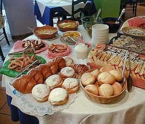بوفيه فطور مجانًا يوميًا
