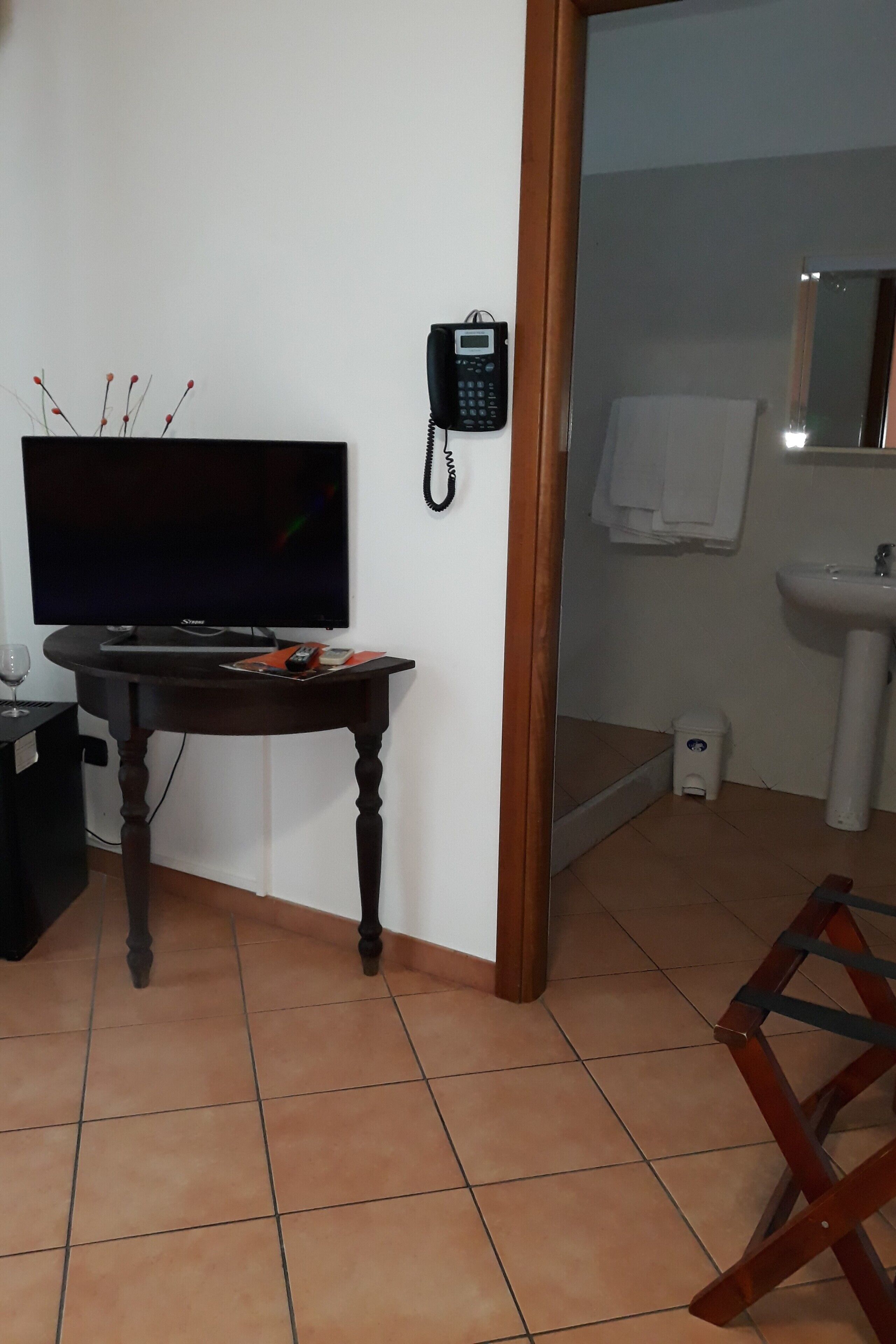 triple room, annex building | bathroom | free toiletries, hair dryer, bidet, towels