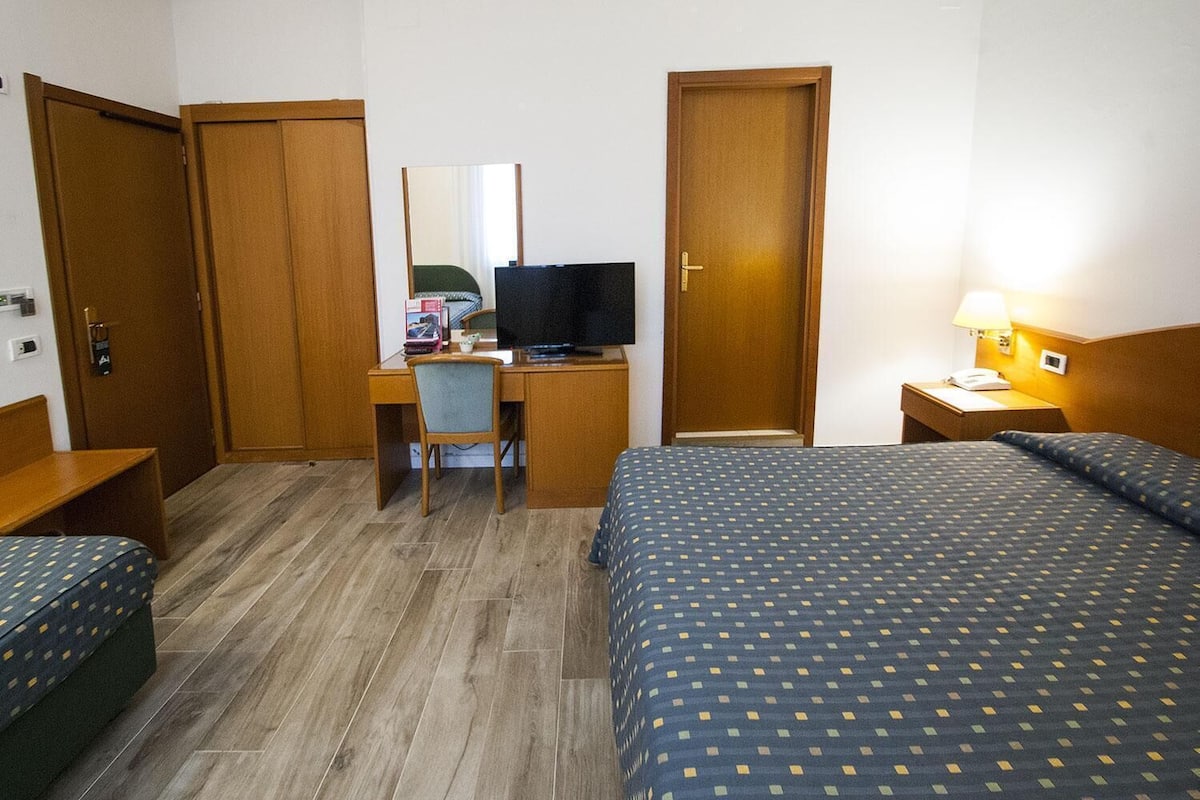 Driepersoonskamer | Luxe beddengoed, een minibar, een kluis op de kamer, een bureau
