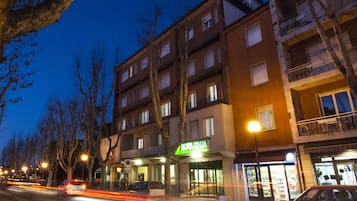 Facciata della struttura - sera/notte