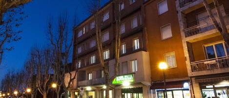 Boendets fasad - kvÀll/natt