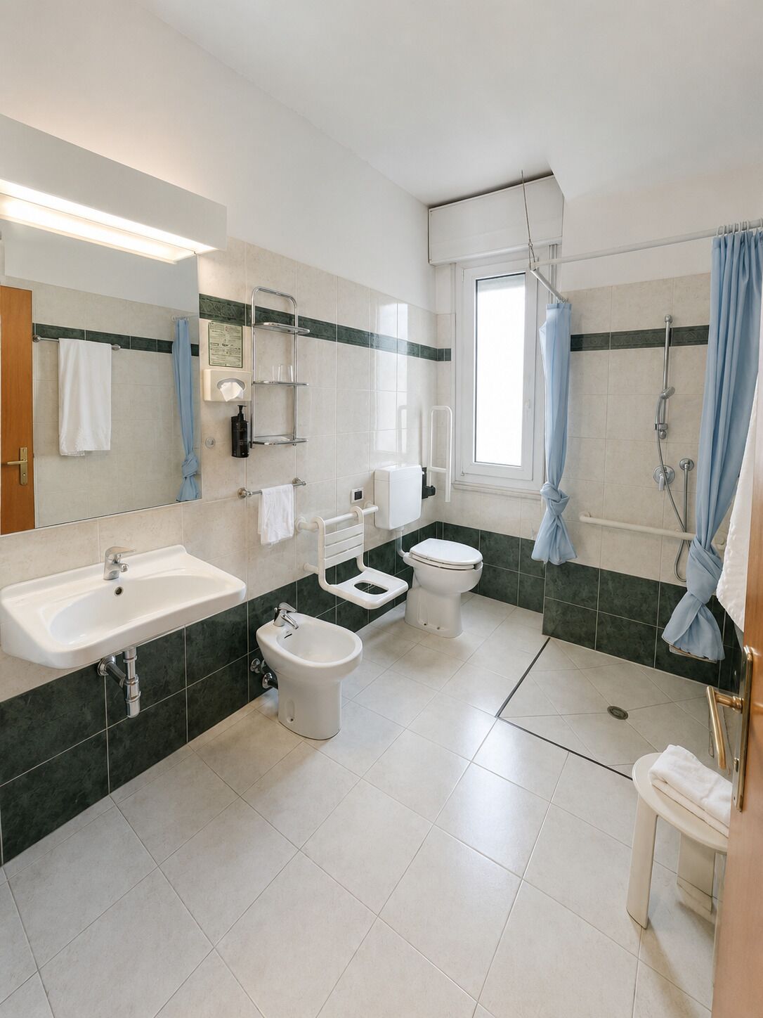Une salle de bain moderne équipée d’un lavabo, d’un bidet, de toilettes et d’une douche.