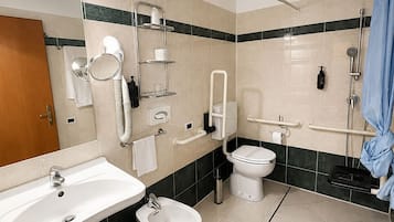 Un baño moderno con lavamanos, bidé, inodoro y ducha.