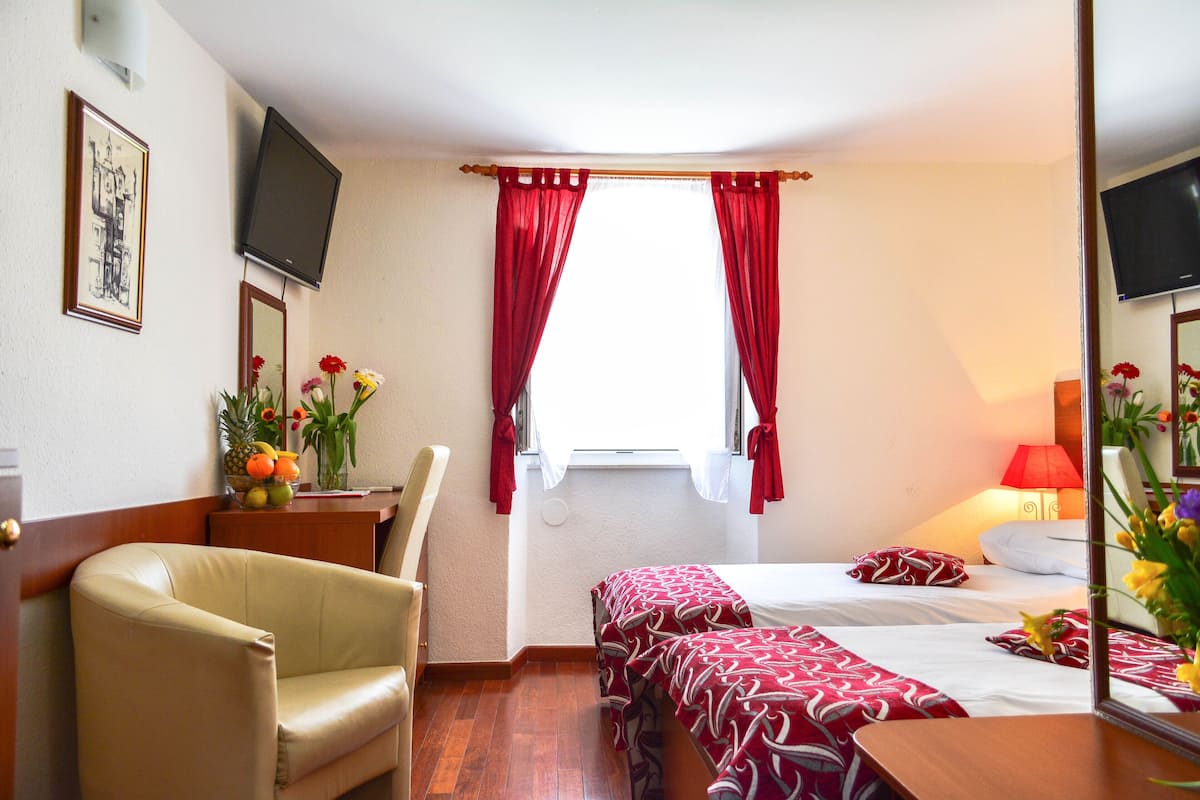 Economy kamer, 1 twee- of 2 eenpersoonsbedden, uitzicht op stad | Een minibar, een kluis op de kamer, individueel gedecoreerd