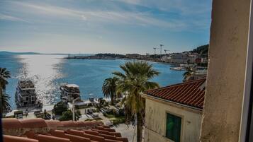 Un paisaje urbano costero con vista al mar, edificios y palmeras.