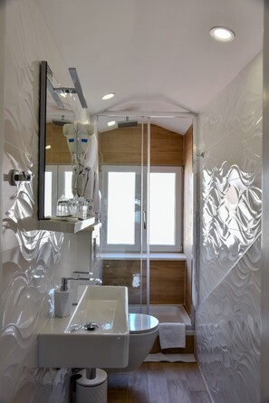 Duplex Suite, Sea View | 욕실 | 샤워 시설, 무료 세면용품, 헤어드라이어, 타월