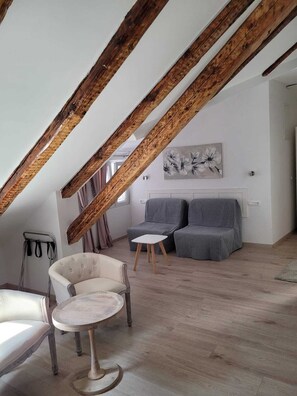 Family Double Room, Annex Building | リビング エリア | 101 cmの液晶テレビ (衛星放送視聴可)、テレビ、書庫