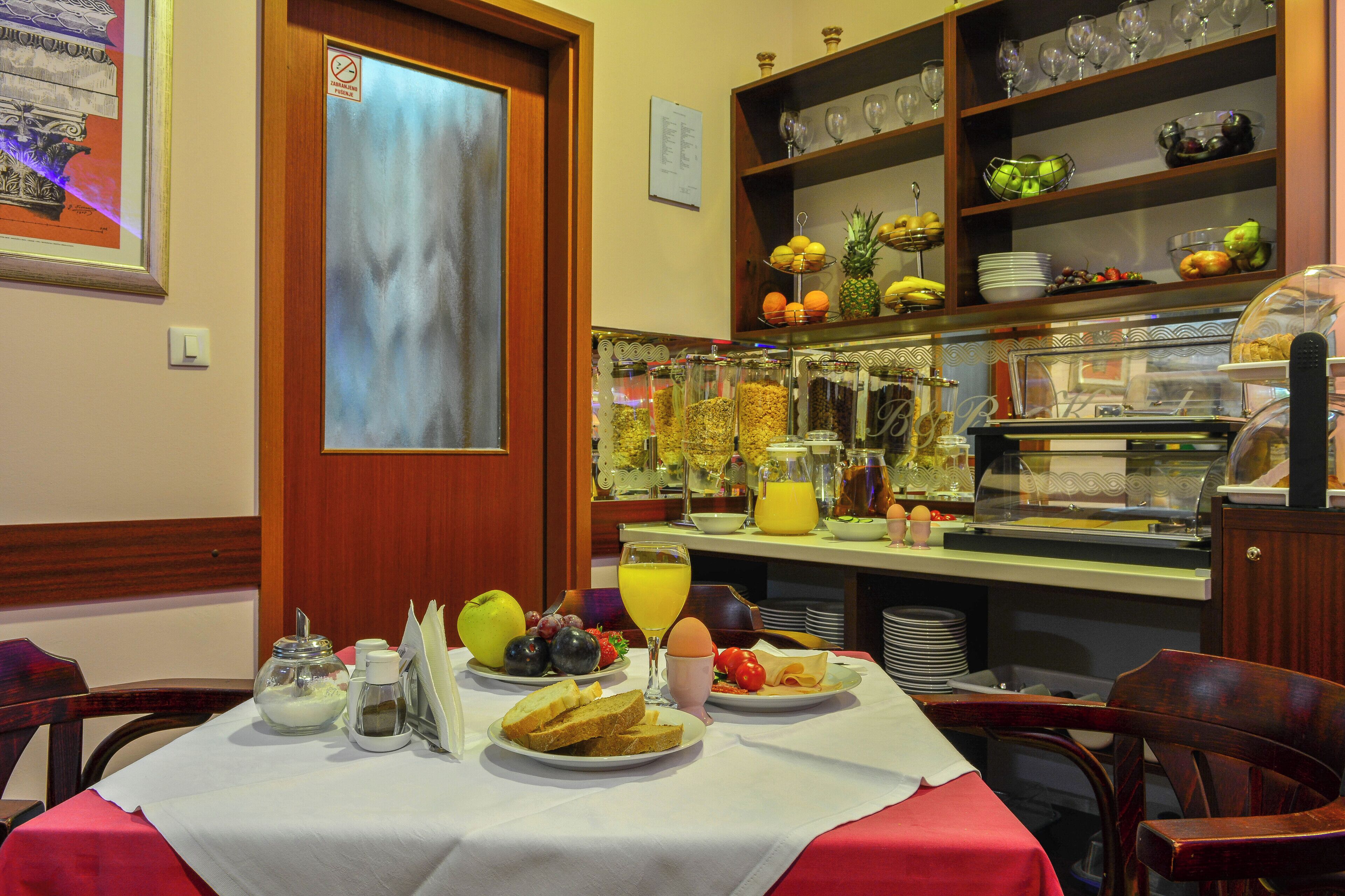 Ein reichhaltiges Frühstücksbuffet mit verschiedenen Speisen und Getränken.