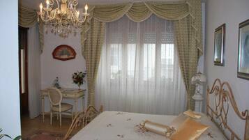 Minibar, bureau, fer et planche Ă  repasser, Wi-Fi gratuit