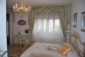 Minibar, desk, iron/ironing board, free WiFi - B&B La Rosa Antica (Castro)