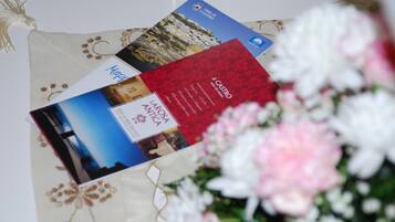Une brochure contenant du texte et des images d’une ville côtière, probablement destinée à un hôtel ou à une attraction touristique.