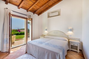 Family Suite, 2 Bedrooms | Minibar, in-room safe, desk, blackout drapes - Hotel Costa Caddu (San Teodoro)