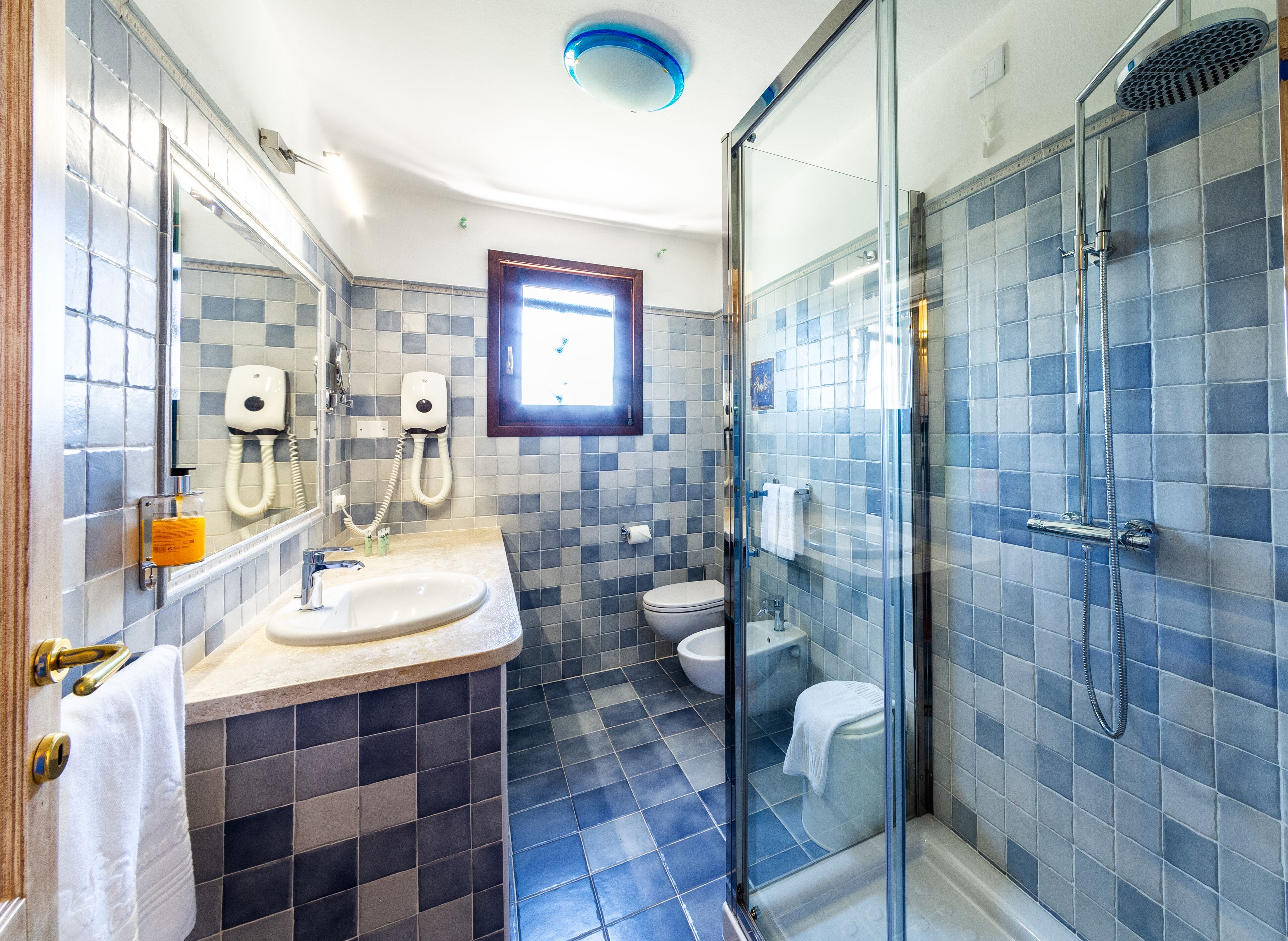 family suite, 3 bedrooms | bathroom | shower, rainfall showerhead, free toiletries, hair dryer