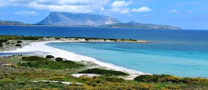 Una playa cerca, arena blanca