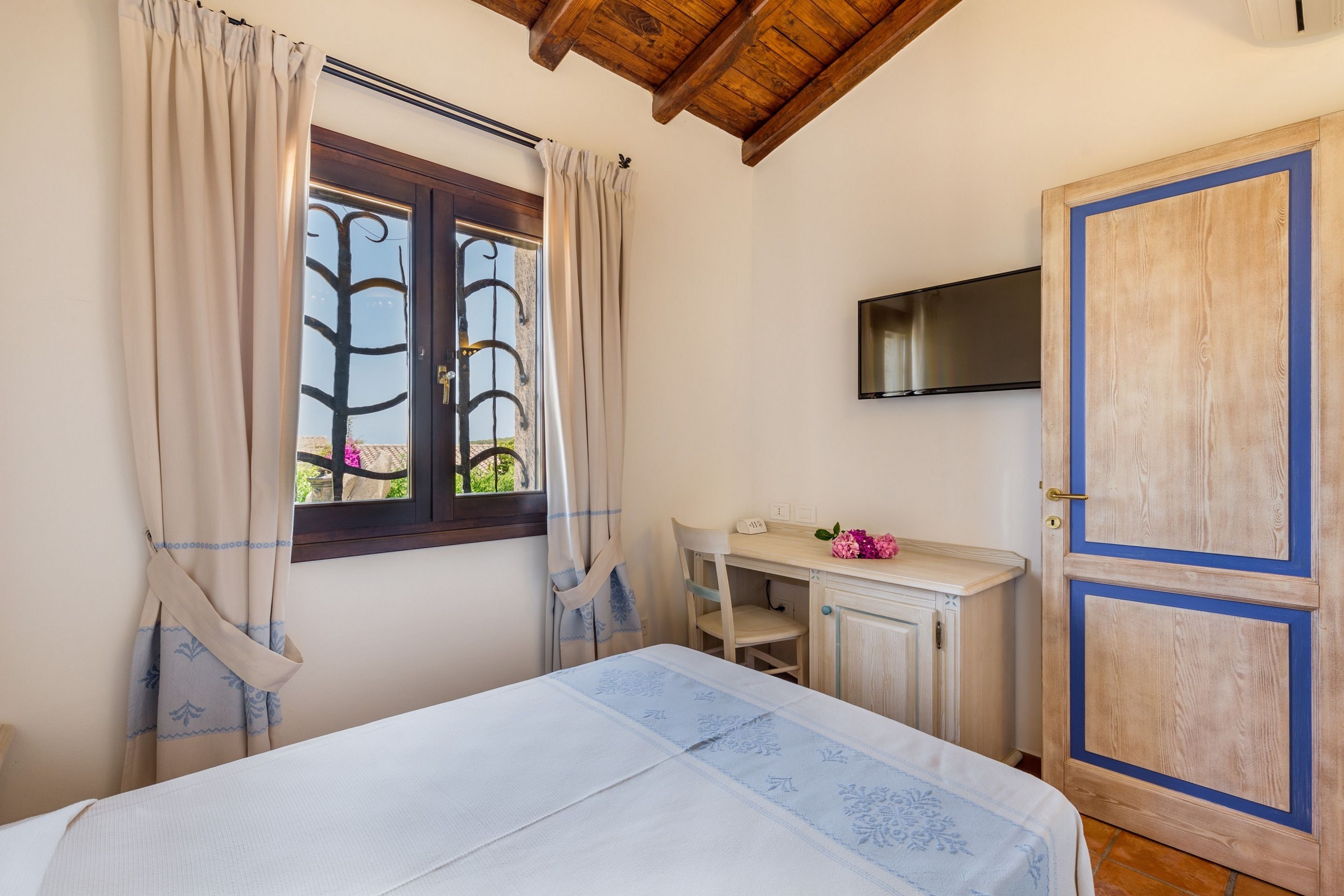 family suite, 3 bedrooms | minibar, in-room safe, desk, blackout curtains