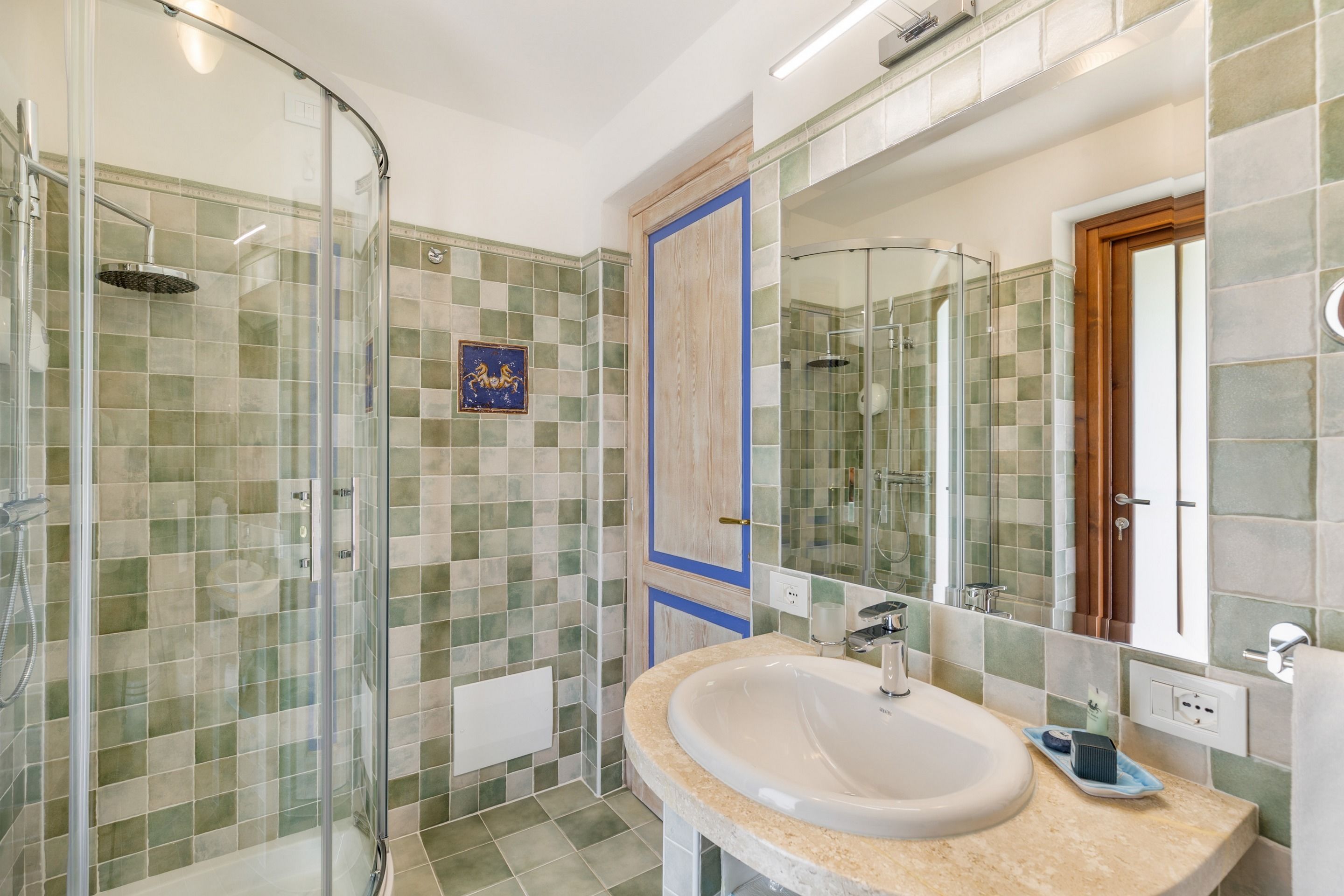 family suite, 3 bedrooms | bathroom | shower, rainfall showerhead, free toiletries, hair dryer