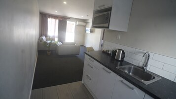 Apartamento, 2 habitaciones | Cocina privada | Frigorífico, microondas, placa de cocina y utensilios de cocina