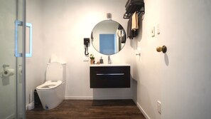 Appartement, 1 slaapkamer | Badkamer | Een douche, een haardroger, handdoeken