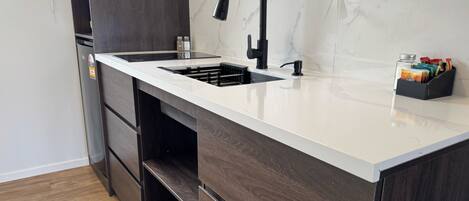 Réfrigérateur, micro-ondes, plaque de cuisson