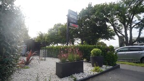 Vista frontal de la propiedad