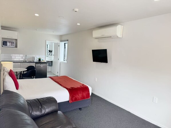 Executive Studio | Blackout drapes, free WiFi, bed sheets