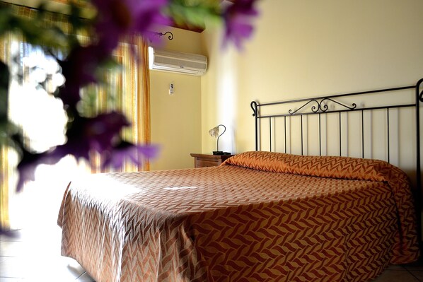 Dreibettzimmer | 1 Schlafzimmer, Zimmersafe, Schreibtisch, schallisolierte Zimmer