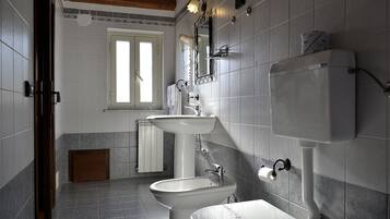 Douche, douche à « effet pluie », articles de toilette gratuits