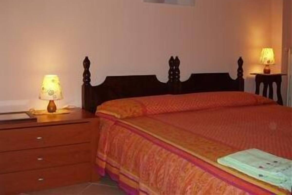 Hypo-allergenic bedding, minibar, soundproofing, iron/ironing board