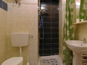 Buồng tắm vòi sen, máy sấy tóc
