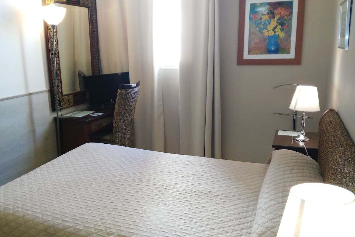 In-room safe, soundproofing, iron/ironing board, free WiFi