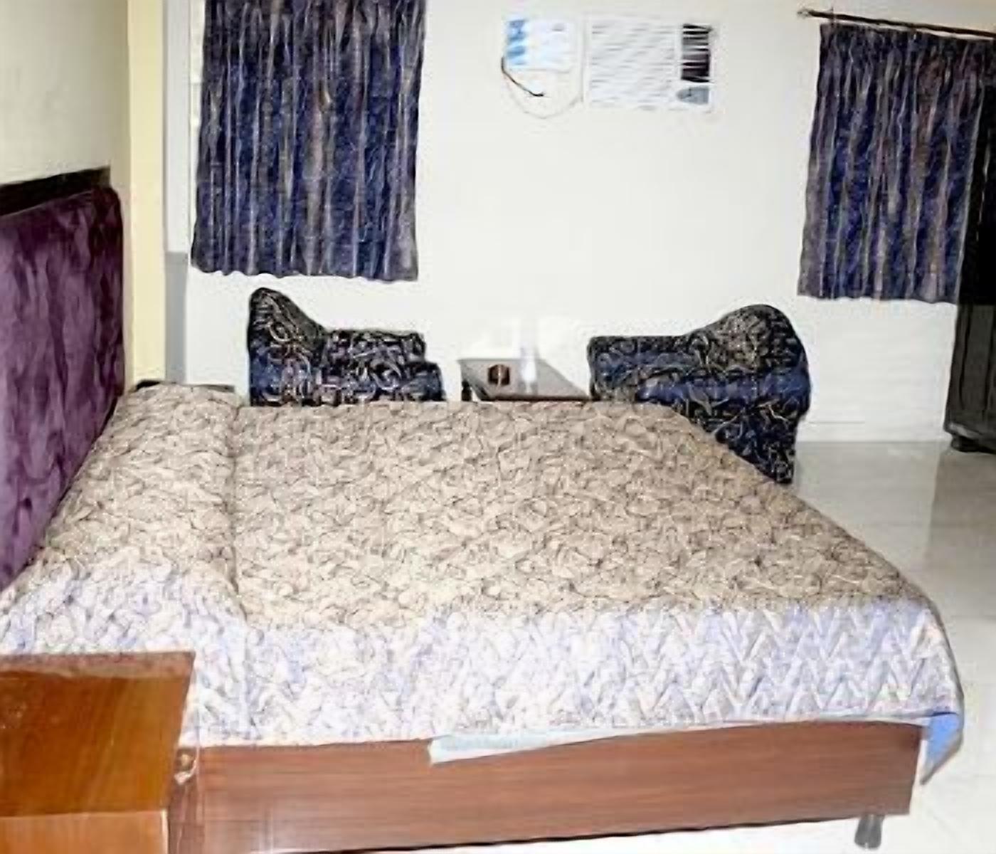 Minibar, in-room safe, desk, iron/ironing board