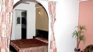 Minibar, in-room safe, desk, iron/ironing board - Hotel Welcome Palace (DELHI)