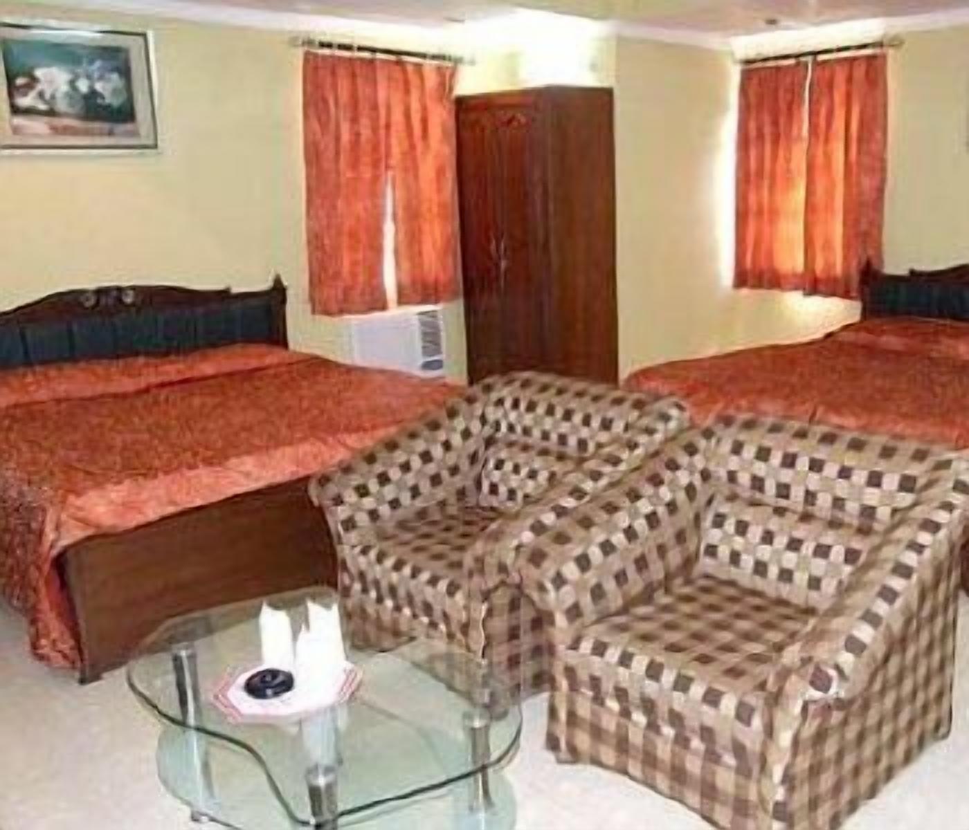 Minibar, in-room safe, desk, iron/ironing board