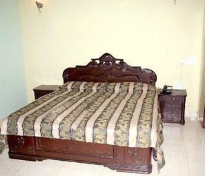 Minibar, in-room safe, desk, iron/ironing board