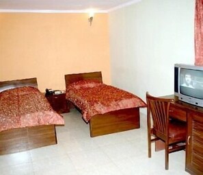 Minibar, brankas, meja kerja, dan setrika/meja setrika