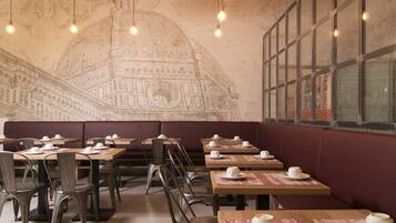 Desayuno buffet (EUR 5 por persona)
