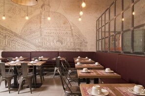 Café da manhã com buffet todos os dias (EUR 5 por pessoa) 